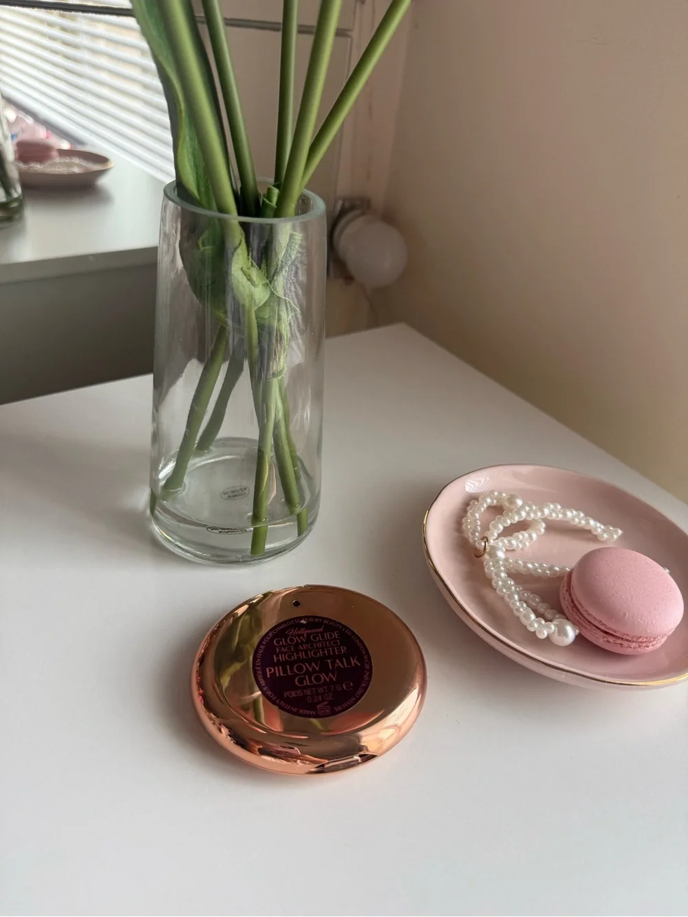 Charlotte tilbury Hollywood Glow Glide face highlighter